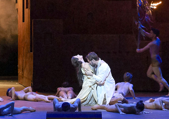 »Les Troyens«, 4. Akt: Das Liebespaar Didon (Joyce DiDonato) und Enée (Brandon Jovanovich) mit den tanzenden Geistern und Geschöpfen des Waldes © Wiener Staatsoper GmbH/Michael Pöhn