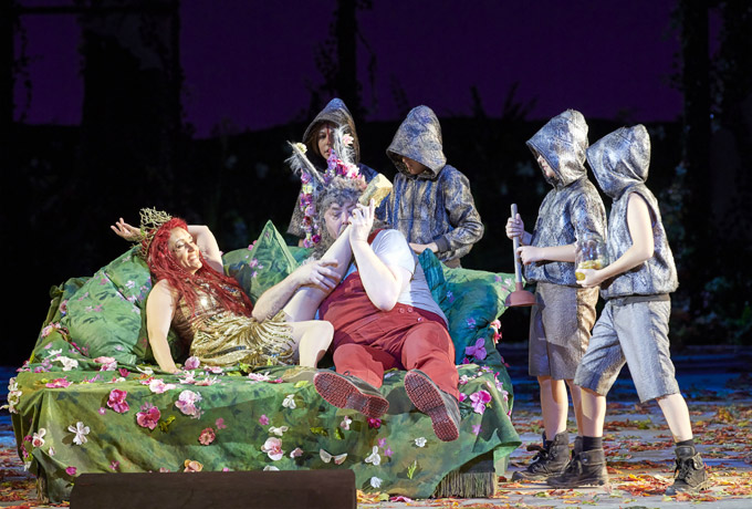 »A Midsummer Night’s Dream«, 2. Akt: die in Bottom (Peter Rose) verliebte Tytania (Erin Morley) mit Coweb (Emil Lang), Peaseblossom (Niklas Rudner), Mustardseed (Mihail Savenkov) und Moth (Fabio Ringer) © Wiener Staatsoper GmbH/Michael Pöhn