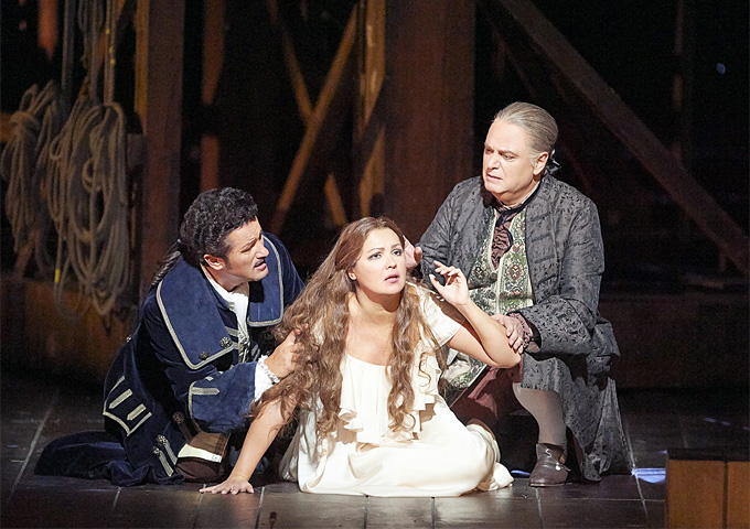 Francesco Cilèa: »Adriana Lecouvreur«, 4. Akt: Maurizio, il Conte di Sassonia (Piotr Beczała), Adriana Lecouvreur (Anna Netrebko) und Michonnet (Roberto Frontali) im Finale der Oper © Wiener Staatsoper GmbH/Michael Pöhn