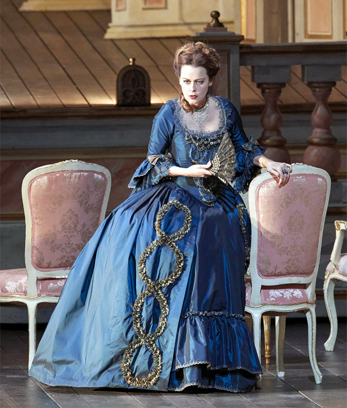 Francesco Cilèa: »Adriana Lecouvreur«, 3. Akt: La Principessa di Bouillon (Elena Zhidkova), im Ungewissen über ihre Rivalin in der Liebe zu Maurizio, il Conte di Sassonia © Wiener Staatsoper GmbH/Michael Pöhn