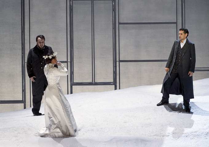 »Lucia di Lammermoor«, 1. Teil: George Petean (Enrico), Olga Peretyatko (Lucia) und der betrogene Edgardo (Juan Diego Flórez) © Wiener Staatsoper GmbH/Michael Pöhn