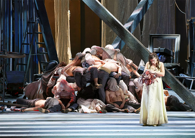 »Dantons Tod«: Olga Bezsmertna als Lucile, die Frau Camille Desmoulins, im Finale der Oper © Wiener Staatsoper GmbH/Michael Pöhn