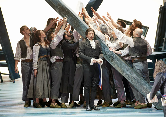 »Dantons Tod«: Robespierre (Thomas Ebenstein) und das Volk © Wiener Staatsoper GmbH/Michael Pöhn