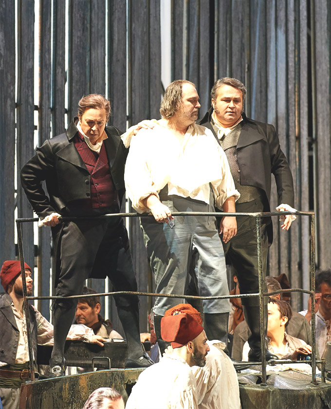 »Dantons Tod«: Camille Desmoulins (Herbert Lippert), Georg Danton (Wolfgang Koch) und Hérault de Séchelles (Jörg Schneider) vor dem Revolutionstribunal © Wiener Staatsoper GmbH/Michael Pöhn