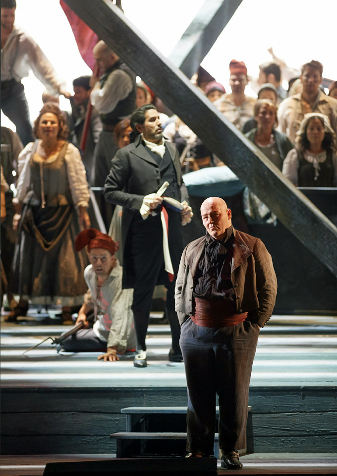 »Dantons Tod«: Clemens Unterreiner (Herrmann) und Wolfgang Bankl (Simon) in der Szene vor dem Revolutionstribunal © Wiener Staatsoper GmbH/Michael Pöhn