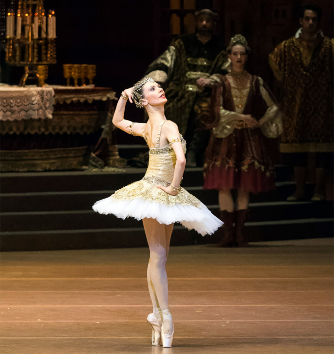 »Raymonda«, 3. Akt: Liudmila Konovalova in der Titelpartie © Wiener Staatsballett/Ashley Taylor