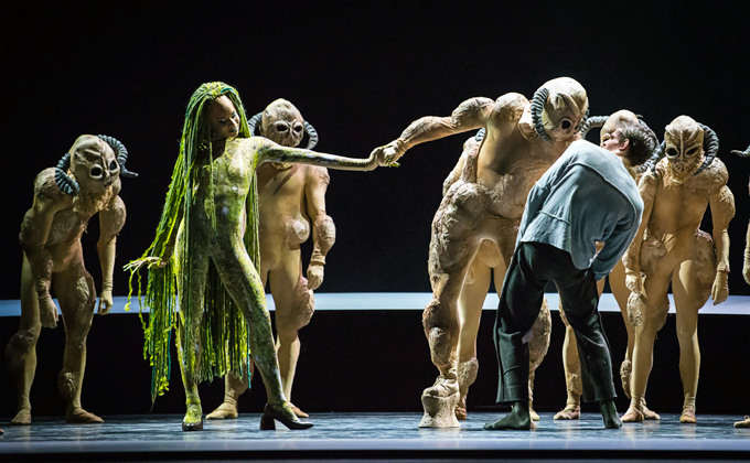 »Peer Gynt«, 1. Akt: Peer (Jakob Feyferlik) im Land der Trolle mit der Frau in Grün (Rebecca Horner) © Wiener Staatsballett/Ashley Taylor