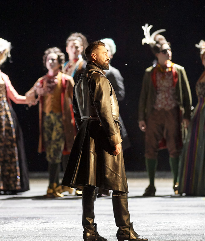 »Ariodante«, 1. Akt: Ein überragender Christophe Dumaux als Polinesso, Duca di Albania, mit der Hofgesellschaft (Mitglieder des Wiener Staatsballetts) © Wiener Staatsoper GmbH/Michael Pöhn