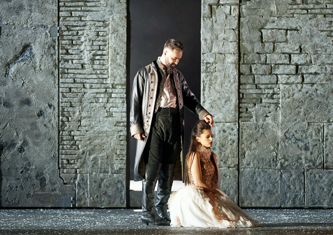 »Ariodante«, 1. Akt: Polinesso (Christophe Dumaux) heuchelt Dalinda (Hila Fahima) Zuneigung vor, um diese für seinen Plan der Vernichtung Ariodantes zu gewinnen © Wiener Staatsoper GmbH/Michael Pöhn