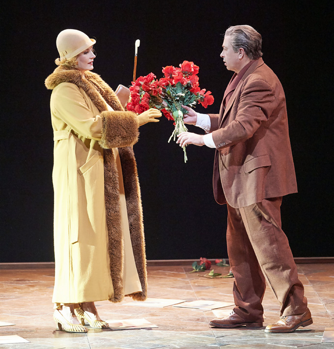 »Die tote Stadt«, 3. Akt: Marietta (Camilly Nylund) kehrt zurück, um die bei Paul (Herbert Lippert) vergessenen Rosen und ihren Regenschirm abzuholen © Wiener Staatsoper GmbH/Michael Pöhn