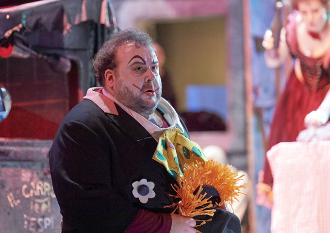 »Pagliacci«, 2. Akt: Fabio Sartori als Canio, rechts im Hintergrund Marina Rebeka als Nedda © Wiener Staatsoper GmbH/Michael Pöhn