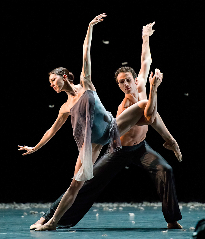 Edwaard Liangs »Murmuration«: Nina Poláková mit Partner Roman Lazik © Wiener Staatsballett/Ashley Taylor