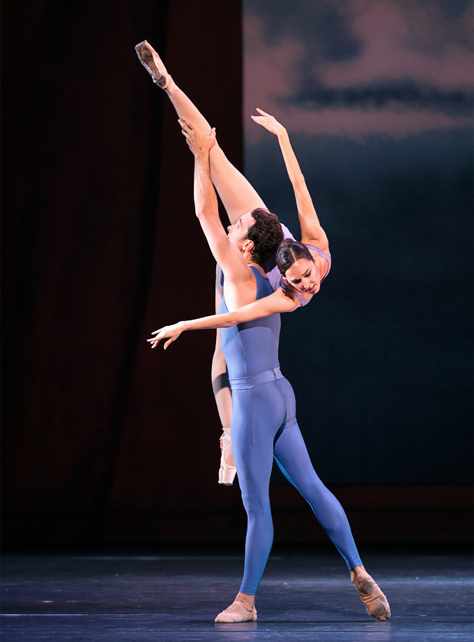 Sir Kenneth MacMillan: »Concerto« — Nina Poláková und Roman Lazik im zweiten Satz (»Andante«) von Dmitri Schostakowitschs Klavierkonzert Nr. 2 in F-Dur, op. 102 © Wiener Staatsballett/Ashley Taylor