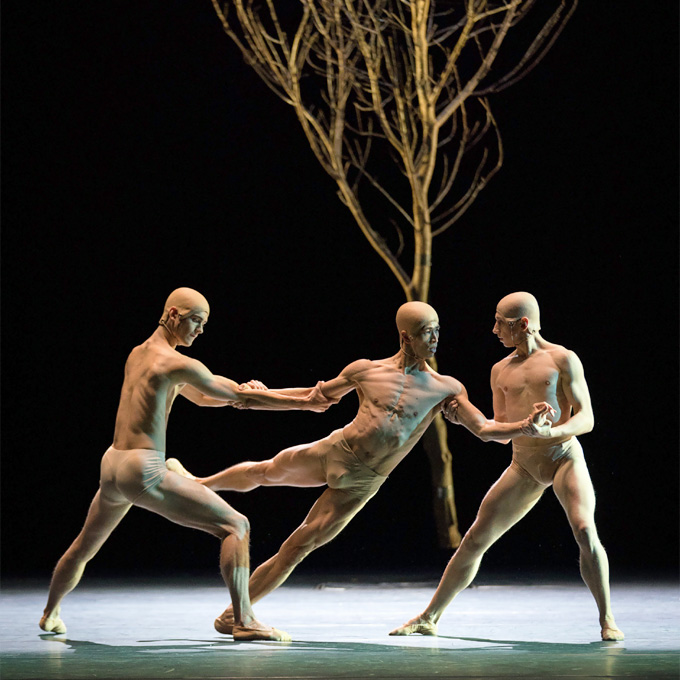 Wayne McGregor: »Eden|Eden« — Tristan Ridel, Masayu Kimoto und Deny Cherevychko © Wiener Staatsballett/Ashley Taylor