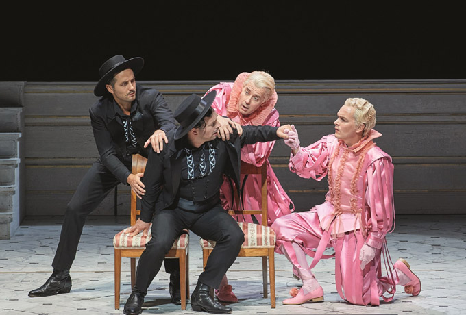 »Die Entführung aus dem Serail«, 1. Akt: Christian Natter (Belmonte – Schauspieler), Daniel Behle (Belmonte), Michael Laurenz (Pedrillo) und Ludwig Blochberger (Pedrillo – Schauspieler) © Wiener Staatsoper GmbH/Michael Pöhn