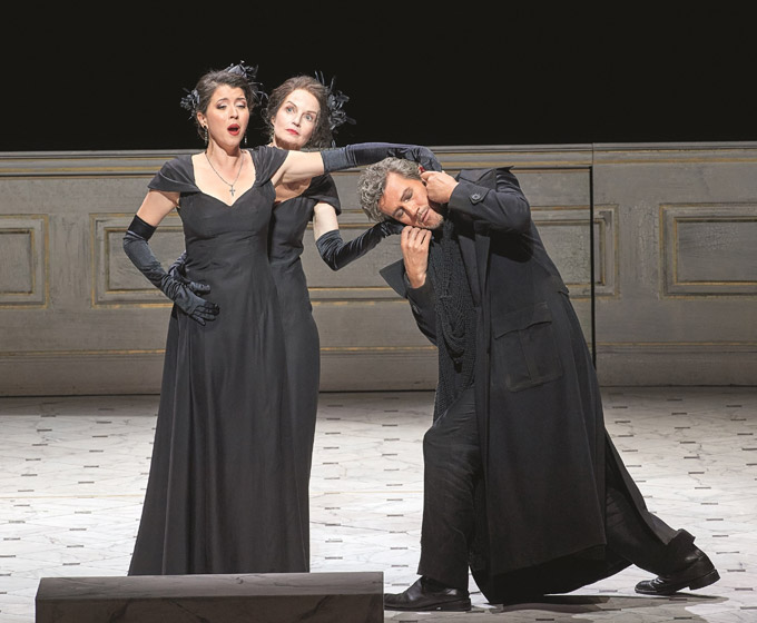 »Die Entführung aus dem Serail«, 1. Akt: Lisette Oropesa (Konstanze), Emanuela von Frankenberg (Konstanze – Schauspielerin) und Christian Nickel (Bassa Selim) © Wiener Staatsoper GmbH/Michael Pöhn