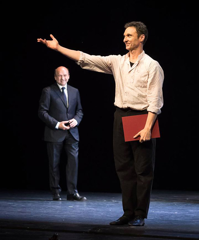 Manuel Legris nach der Ernennung zum Ehrenmitglied der Wiener Staatsoper (mit Dominique Meyer im Hintergrund) Facebook-Seite des Wiener Staatsballetts