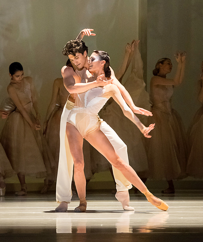 Daniel Proiettos »Blanc«: Ketevan Papava (Die Frau/Sylphide) und Eno Peci (Der Schatten/Poet) © Wiener Staatsballett/Ashley Taylor