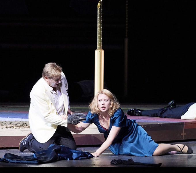 »Der Spieler«, 4. Akt: Die verzweifelte Polina Praskowja (Elena Guseva) berichtet Alexej Iwanowitsch (Misha Didyk) von der Entscheidung des Marquis des Grieux, ihr die Schulden zu erlassen © Wiener Staatsoper GmbH/Michael Pöhn