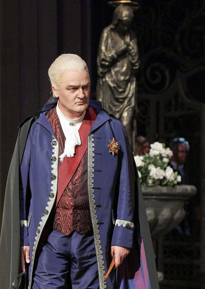 »Tosca«, 1. Akt: Andrzej Dobber als Baron Scarpia mit dem corpus delicti: dem Fächer der Marchesa Attavanti © Wiener Staatsoper GmbH/Michael Pöhn