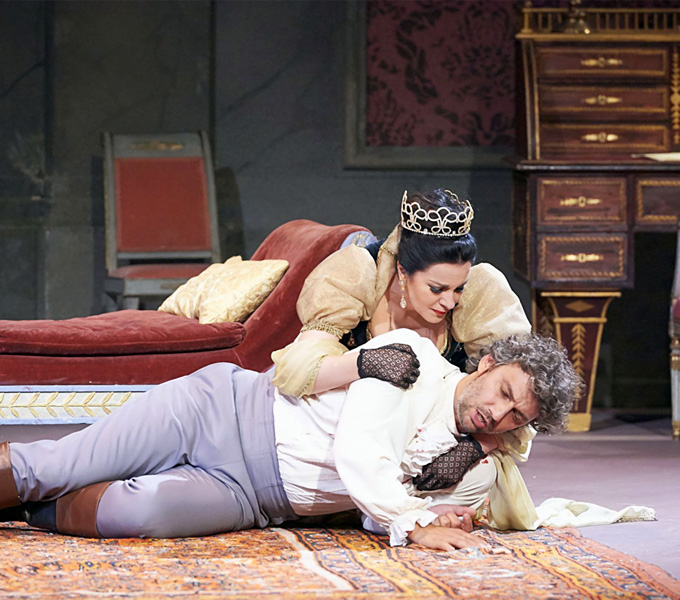 »Tosca«, 2. Akt: Tosca (Angela Gheorghiu) in Sorge um ihren geliebten Cavaradossi (Jonas Kaufmann) © Wiener Staatsoper/Michael Pöhn