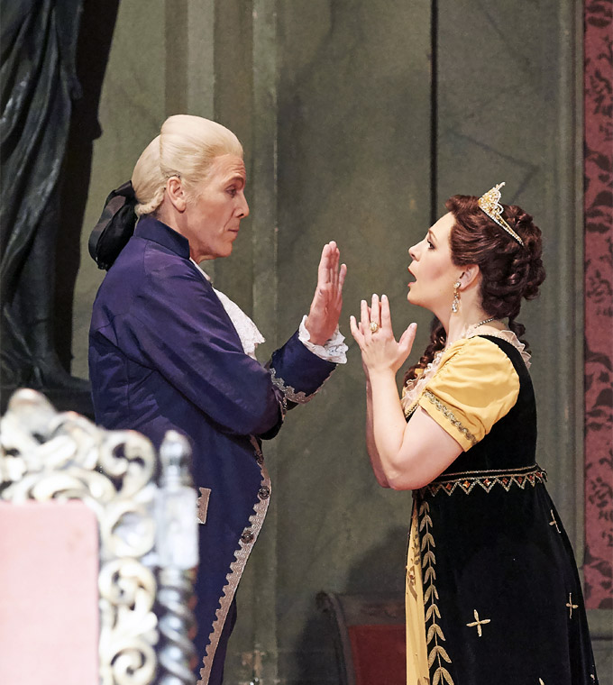 »Tosca«, 2. Akt: Floria Tosca (Sondra Radvanovsky) und Roms Polizeichef, Baron Scarpia (Thomas Hampson) © Wiener Staatsoper GmbH/Michael Pöhn