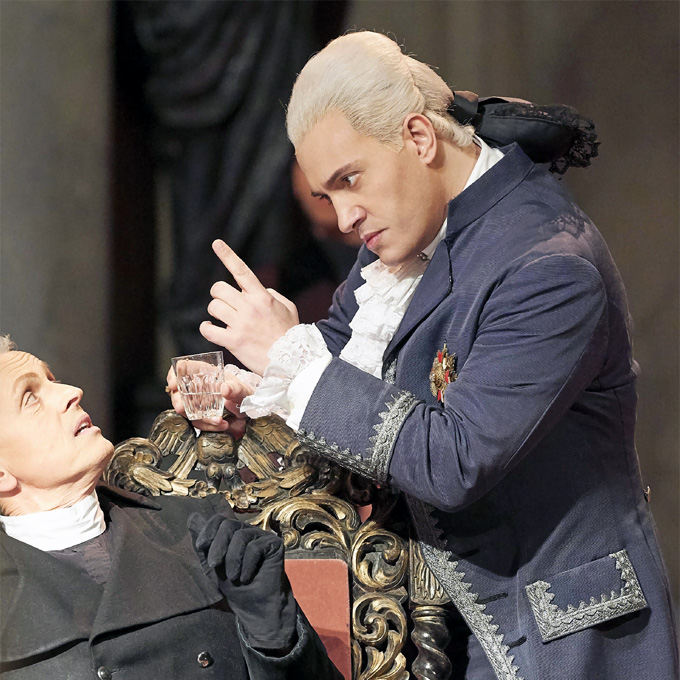 »Tosca«, 2. Akt: Baron Scarpia (Erwin Schrott) droht Spoletta (Benedikt Kobel) © Wiener Staatsoper GmbH/Michael Pöhn