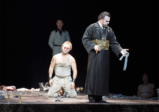 »Samson et Dalila«, 3. Akt: Oberpriester des Dagon (Carlos Álvarez) mit dem geblendeten Samson (Roberto Alagna) © Wiener Staatsopr GmbH/Michael Pöhn