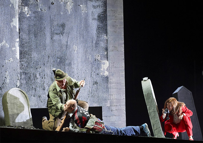 »Die Weiden«: Wolfgang Bankl (Oberförster), Vitan Bozinovski (Flüchtling) und Rachel Frenkel (Lea) © Wiener Staatsoper GmbH/Michael Pöhn