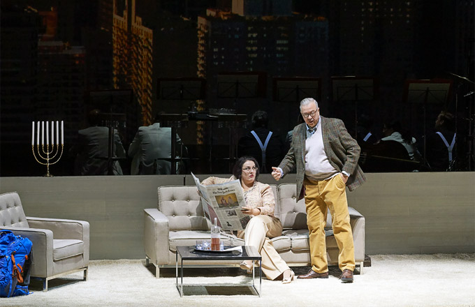 »Die Weiden«: Monika Bohinec und Herbert Lippert als Leas Eltern in ihrem Apartment mit Blick über Manhattan (Bühne: Jan Pappelbaum, Kostüme: Kathrin Plath) © Wiener Staatsoper GmbH/Michael Pöhn