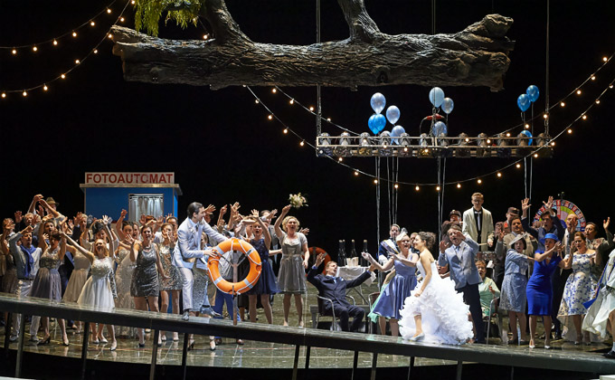 »Die Weiden«: Auf Edgars (Thomas Ebenstein) und Kittys (Andrea Carroll) Hochzeit © Wiener Staatsoper GmbH/Michael Pöhn