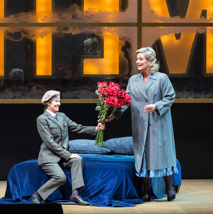 Richard Strauss: »Arabella«, 1. Aufzug: Zdenka (sehr burschikos und durchaus glaubhaft Chen Reiss bei ihrem Rollen-Debut) versucht Arabella (Camilla Nylund) Matteo durch seine Blumen anzudienen. © Wiener Staatsoper GmbH/Ashley Taylor