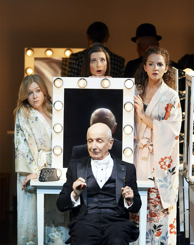 »Ariadne auf Naxos« (Vorspiel): Maria Nazarova (Najade), Olga Bezsmertna (Echo), Svetlina Stoyanova (Dryade) mit Peter Matić (Der Haushofmeister) © Wiener Staatsoper GmbH/Michael Pöhn