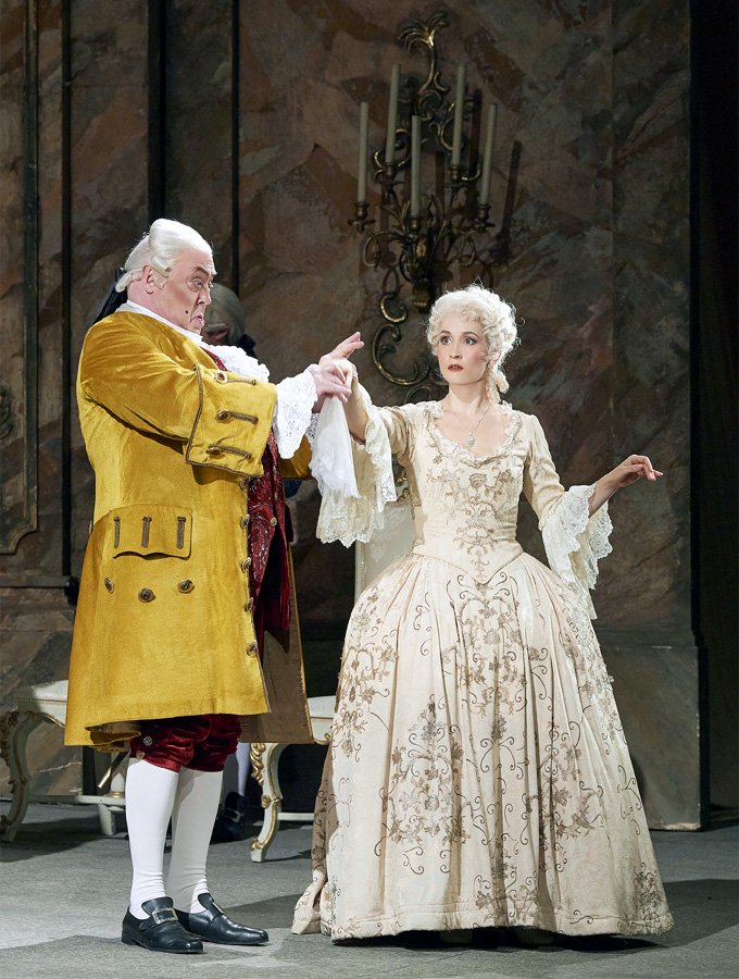 »Der Rosenkavalier«, 2. Aufzug: Peter Rose als Baron Ochs auf Lerchenau und Erin Morley als Sophie © Wiener Staatsoper GmbH/Michael Pöhn