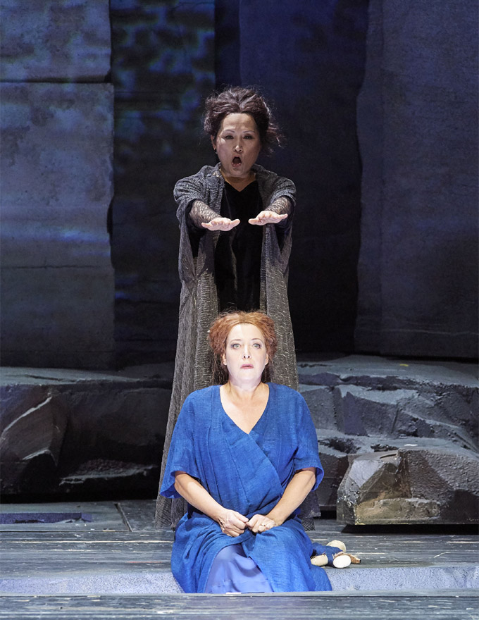 »Die Frau ohne Schatten«, 1. Akt: Mihoko Fujimura (Die Amme) und Nina Stemme (Die Färberin) © Wiener Staatsoper GmbH/Michael Pöhn