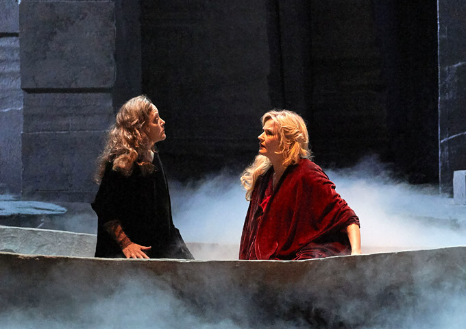 »Die Frau ohne Schatten«, 3. Aufzug: Die Amme (Evelyn Herlitzius) und die Kaiserin (Camilla Nylund), bevor sie voneinander scheiden © Wiener Staatsoper GmbH/Michael Pöhn