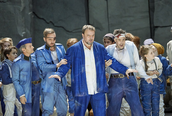 »Die Frau ohne Schatten«, 2. Akt: Marcus Pelz (Der Einarmige), Rafael Fingerlos (Der Einäugige), Tomasz Konieczny (Barak), Der Bucklige (Michael Laurenz) und die Kinder der Opernschule der Wiener Staatsoper © Wiener Staatsoper GmbH/Michael Pöhn