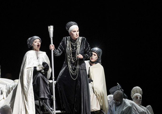 »Elektra«: Doris Soffel als Klytämnestra (Kostüme: Reinhard Heinrich) © Wiener Staatsoper GmbH/Michael Pöhn