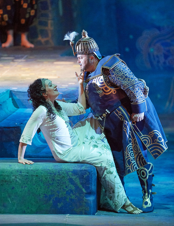 »Salome«: Salome (Gun-Brit Barkmin) verführt Narraboth (Jörg Schneider) dazu, den Zugang zur Zisterne Jochanaans zu öffnen © Wiener Staatsoper GmbH/Michael Pöhn