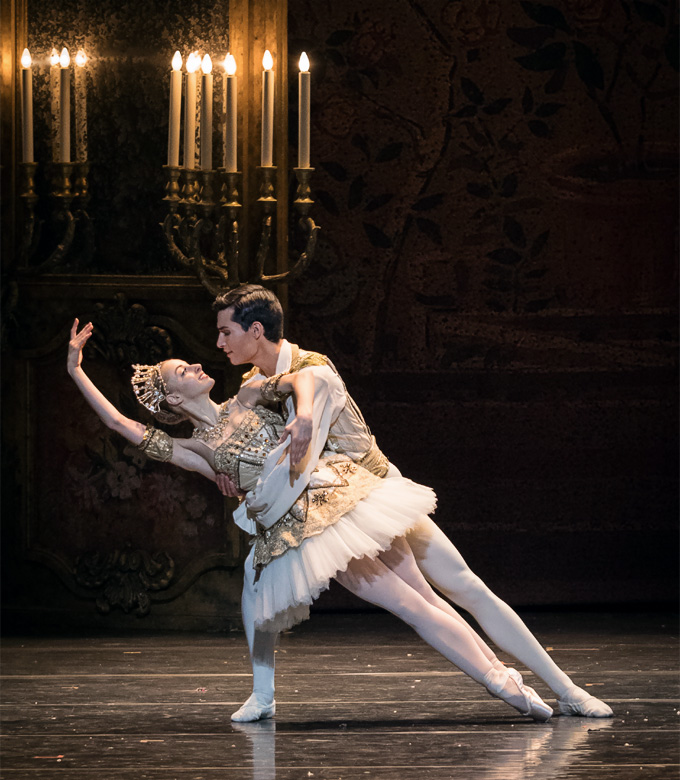 »Der Nußknacker«, 2. Akt: Natascha Mair (Clara) und Leonardo Basilio (Drosselmeyer/Prinz) im finalen Pas de deux bei Basilios Rollen-Debut © Wiener Staatsballett/Ashley Taylor