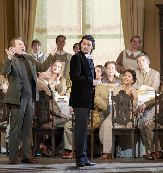 »Eugen Onegin«, 1. Akt: Bogdan Volkov (Lenski) und Andrè Schuen (Eugen Onegin) © Wiener Staatsoper GmbH/Michael Pöhn