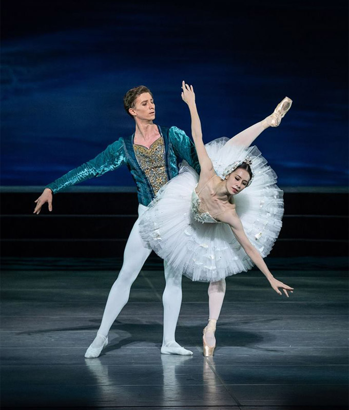 »Schwanensee«, 3. Akt: Kiyoka Hashimoto (Prinzessin Odette) und Vadim Muntagirov (Prinz Siegfried) © Wiener Staatsballett/Ashley Taylor