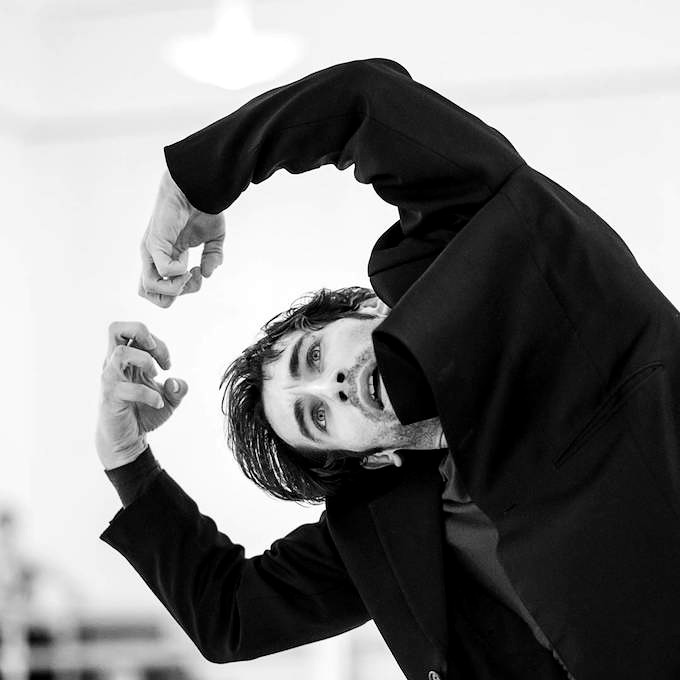 John Neumeiers »Le Pavillon d’Armide«: Mihail Sosnovschi als <em>Der Mann</em> (<em>Vaslaw Nijinsky</em>) in den Proben mit Janusz Mazon, Alexandre Riabko und Victor Huges vom Hamburg Ballett © Wiener Staatsballett/Ashley Taylor