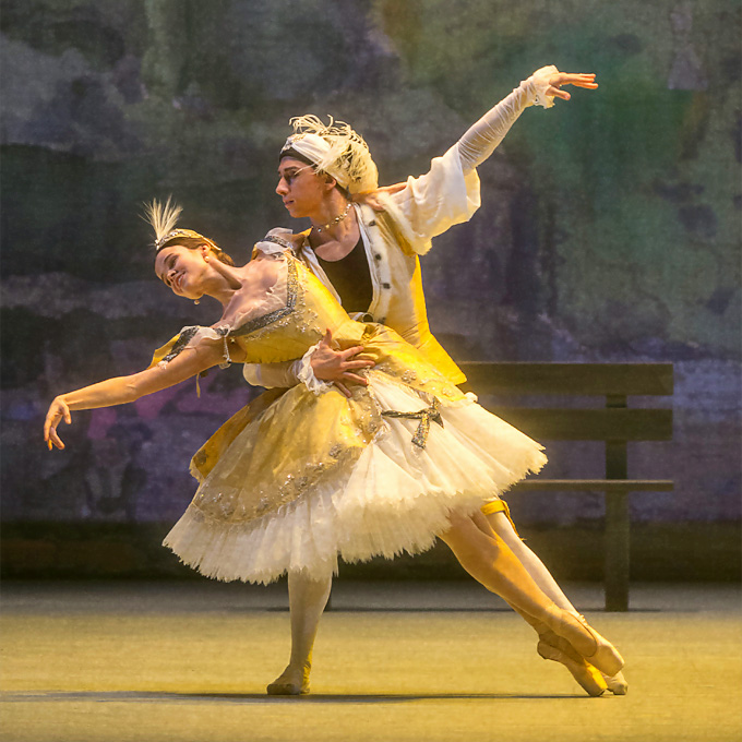 John Neumeiers »Le Pavillon d’Armide«: Nina Tonoli (Alexandra Baldina) und Denys Cherevychko (Vaslaw Nijinskys alter ego) © Wiener Staatsballett/Ashley Taylor