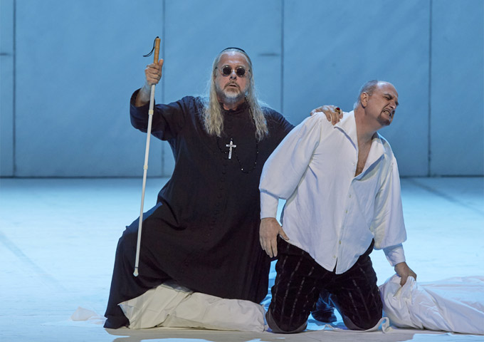 »Don Carlos«, 4. Akt: Roberto Scandiuzzi (Le Grand Inquisiteur) und Michele Pertusi (Philippe <abbr>II.</abbr>) © Wiener Staatsoper GmbH/Michael Pöhn