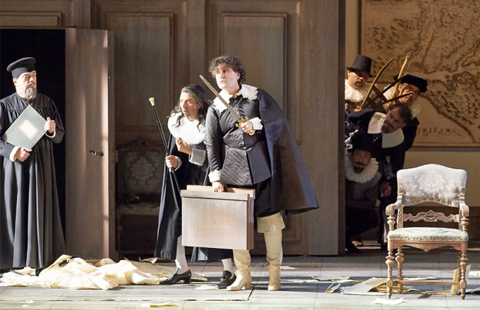 »Falstaff«, 2. Akt: Dr. Cajus (Thomas Ebenstein) und Ford (Ludovic Tézier) auf der Jagd nach dem Nebenbuhler im eigenen Heim © Wiener Staatsoper GmbH/Michael Pöhn