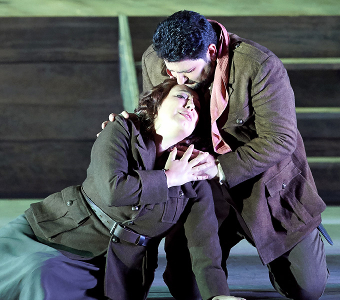 »Il trovatore«, 4. Akt: Leonora (Maria José Siri) scheidet in Manricos (Yusif Eyvazov) Armen dahin © Wiener Staatsoper GmbH/Michael Pöhn