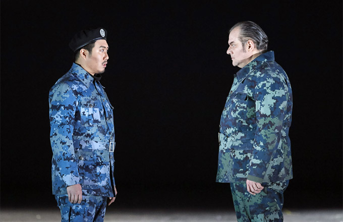 »Macbeth«, 1. Akt: Die Feldherren Banquo (Jongmin Park) und Macbeth (Željko Lučić) nach dem ersten Zusammentreffen mit den Hexen © Wiener Staatsoper GmbH/Michael Pöhn