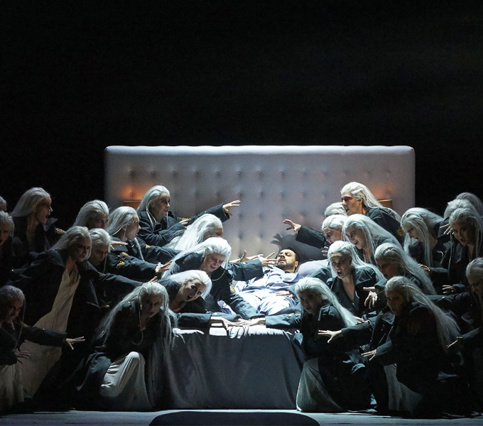 »Macbeth«, 2. Akt: In Christian Räths Scene erscheinen die Hexen  (Damen des Wiener Staatsopernchors) Macbeth (George Petean), während dieser allein in seinem Bett liegt. © Wiener Staatsoper GmbH/Michael Pöhn