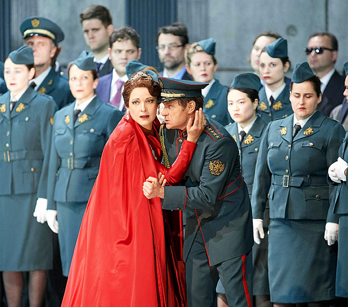 »Macbeth«, 2. Akt: Tatiana Serjan (Lady Macbeth), welche in der ersten Vorstellung für Martina Serafin eingesprungen war, und Simon Keenlyside (Macbeth) © Wiener Staatsoper GmbH/Michael Pöhn